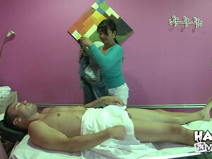 Порно с участием аппетитной азиатской масажистки которая любит сосать