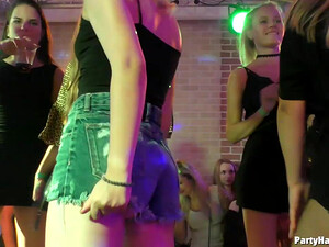 Телка на вечеринке напилась и отсосала член стриптизеру