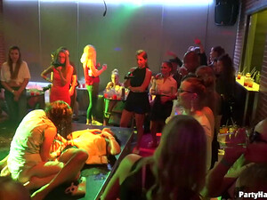 Бесстыжие девчонки ебутся на вечеринке в клубе