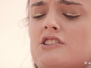 Молодая девушка красиво мастубрирует выбритую пизду на травке