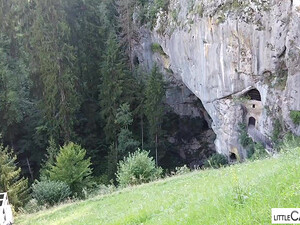 Молодая телка устраивает для парня шоу и дрочит узкую пизду