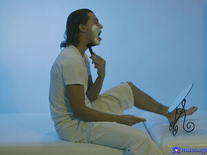 Массажист в образе Джокера трахает грудастую клиентку в кабинете