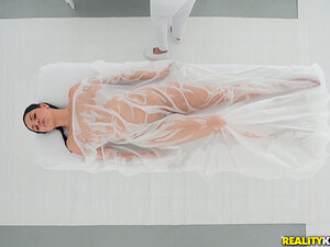 Темноволосая клиентка кайфанула на сеансе массажа без трусиков