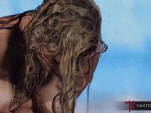 Лесбиянки нежно целуют друг друга