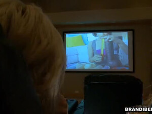 Девка сосет хуй и смотрит фильм