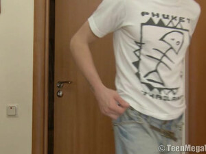 Секс со спящей милой девушкой в шикарной постели