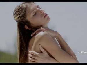 Худенькая девушка ласкает себя у бассейна