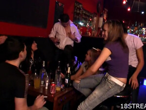 Бухие друзья устроили потрахушки в клубе