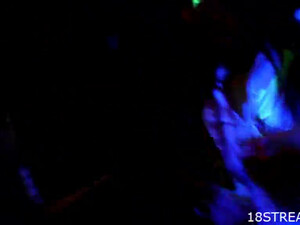 Бухие друзья устроили потрахушки в клубе