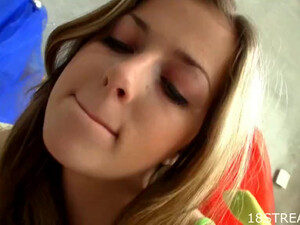 Молодая студентка проснулась и решила помастурбировать свою прелестную розочку