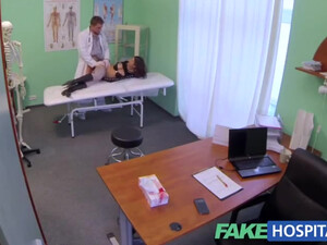 Доктор имеет симпатичную клиентку в пизду