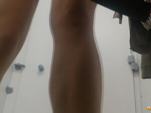 Подглядывание в раздевалке бассейна за сучкой