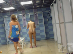 В общественном душе тетки не ведали о скрытой съёмке