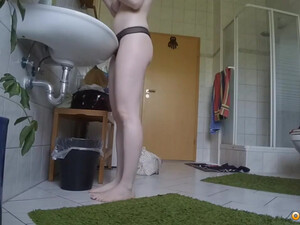 Молоденькая вторая половинка вставляет тампон в ванной на скрытую камеру