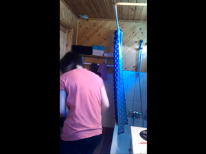 Молоденькая сестра моется в ванной на даче