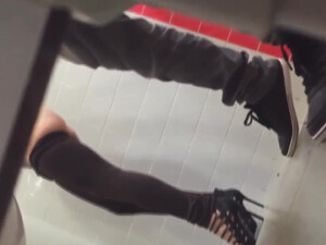 Стянул колготки, трусики студентке в туалете и засадил в пизду