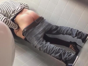 Стянул колготки, трусики студентке в туалете и засадил в пизду