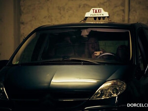 Развратная блонди расплатилась с таксистом минетом