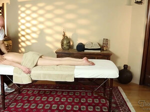 Блондинка с большими натуральными сиськами на сеансе эротического массажа