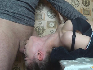 Дрючит хуесоску в ротик по самые яйца как в половую щель - SladkiSlivki