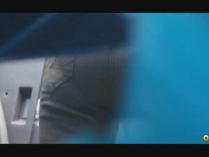 Тетки в биотуалете засветили пизденки крупным планом