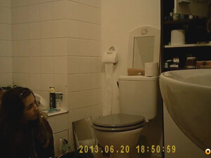 Дочь нашла в туалете резиновый хуек зрелки и попользовалась им