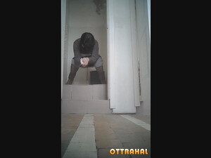 Компиляция с писающими женщинами из Питерских туалетов