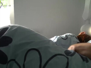 Белокурая Красотка пришла к подруге в постель и пока та спала трахнулась с её мужем