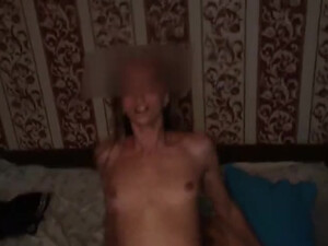 Пригласил друга потрахать жену в задницу, и сам пристроился под конец