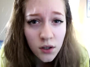 Парень ебёт сисястую геймершу пока она играет в игру