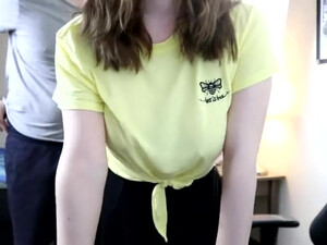 Парень ебёт сисястую геймершу пока она играет в игру