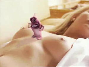 Нежная белокурая девушка ебёт себя