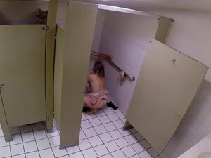 Телка дала трахнуть себя в туалете