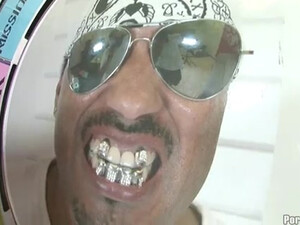 Темнокожий с огромным членом пендюрит белокурую красотку