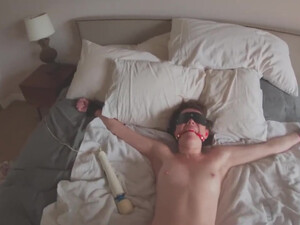 Муж жестко выебал привязанную к кровати неверную жену, узнав об измени