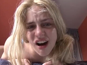 Молодая девушка плачет во время болезненного анального секса