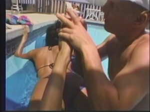 Развратная девка лижет жопу мужику в бассейне и не может оторваться