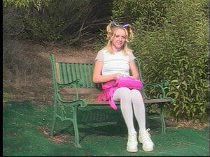 Молодую шлюху в чулках жестко выебали в жопу в парке на лавочке