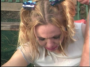 Молодую шлюху в чулках жестко выебали в жопу в парке на лавочке