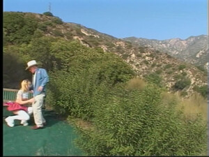 Молодую шлюху в чулках жестко выебали в жопу в парке на лавочке