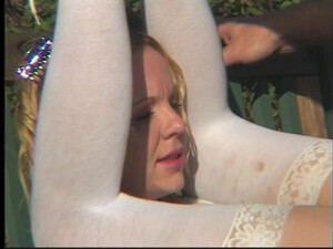 Молодую шлюху в чулках жестко выебали в жопу в парке на лавочке