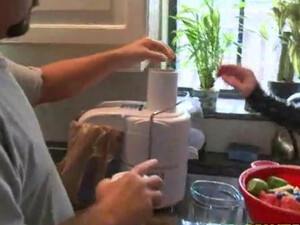 Белокурая Красотка в латексе отдалась похотливому мужику в кухне