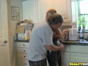 Белокурая Красотка в латексе отдалась похотливому мужику в кухне