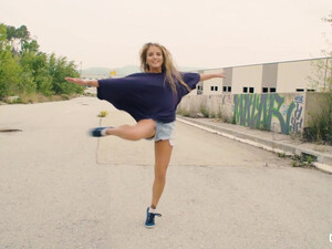 Чувак трахает сладкую блондинку держа ее на руках