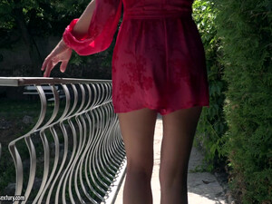 Мужики в два члена трахают красавицу на диване