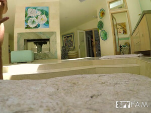 Девушка с маленькими сиськами любит быть на члене сверху