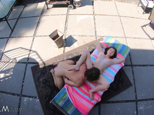 Сладкая молодая девушка отдалась другу у бассейна