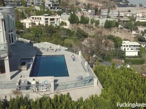 Глубокий минет и секс с красивой брюнеткой на диване