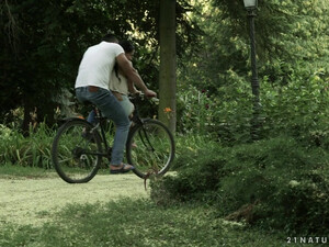 Влюбленная молодая парочка трахается в парке на столе