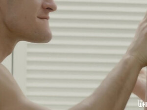 Кобель ебет в письку блондинку с широко раздвинутыми ногами